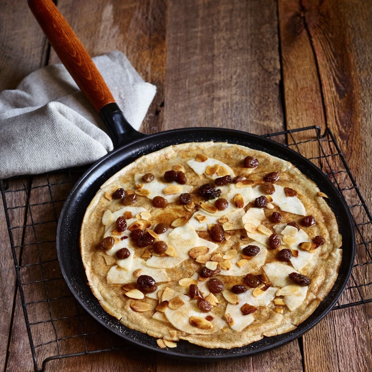 Staub 11" Cast Iron Crepe Pan with Spreader & Spatula | Matte Black Staub 11" Cast Iron Crepe Pan With Spreader & Spatula | Matte Black -STAUB Shop 1212823 02