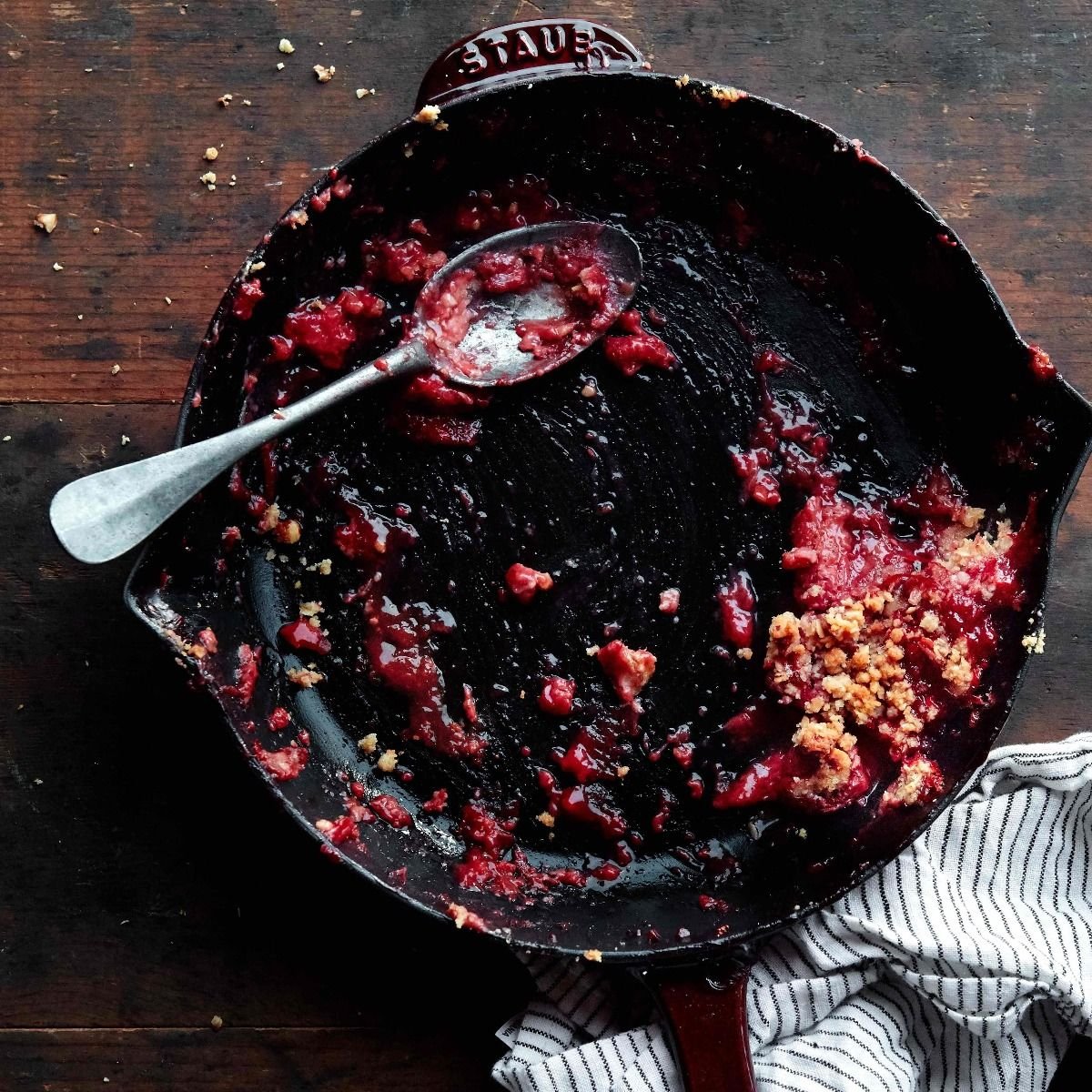 Staub 11'' Traditional Deep Skillet | Grenadine Staub 11'' Traditional Deep Skillet | Grenadine -STAUB Shop 12322887 06 1