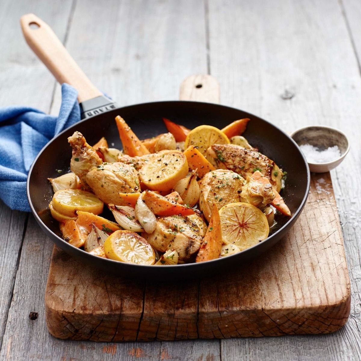 Staub 11" Fry Pan with Wooden Handle | Matte Black Staub 11" Fry Pan With Wooden Handle | Matte Black -STAUB Shop 14276 rgb 300dpi