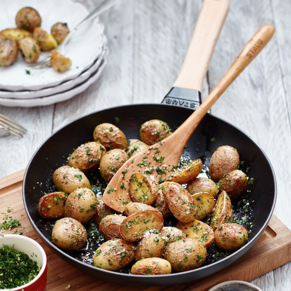 Staub 11" Fry Pan with Wooden Handle | Matte Black Staub 11" Fry Pan With Wooden Handle | Matte Black -STAUB Shop 14297 rgb 300dpi