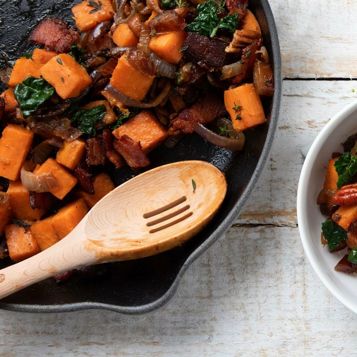 Le Creuset 9" Classic Skillet | Oyster - Image 5