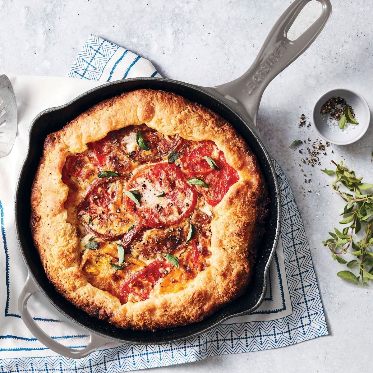 Le Creuset 9" Classic Skillet | Oyster 8 Le Creuset 9" Classic Skillet | Oyster - Image 6