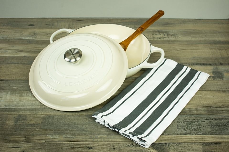 Le Creuset 5 Qt. Signature Enameled Cast Iron Braiser with Stainless Steel Knob | Meringue White Le Creuset 5 Qt. Signature Enameled Cast Iron Braiser With Stainless Steel Knob | Meringue White -STAUB Shop dsc 1165