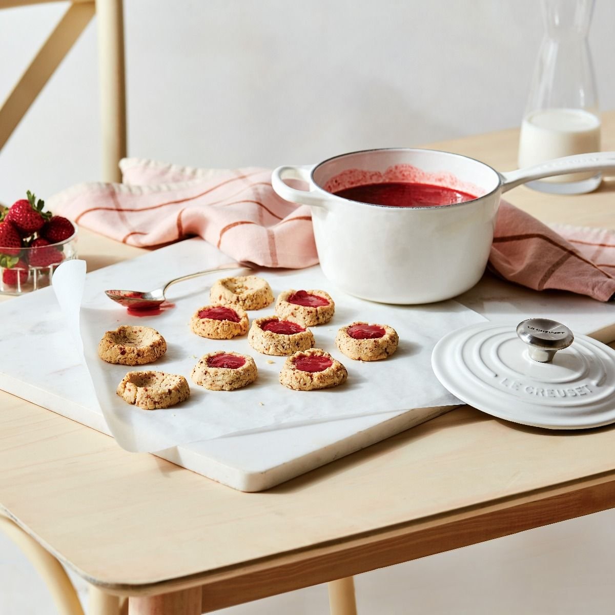 Le Creuset 1.75 Qt. Signature Enameled Cast Iron Saucepan with Stainless Steel Knob | White Le Creuset 1.75 Qt. Signature Enameled Cast Iron Saucepan With Stainless Steel Knob | White -STAUB Shop es