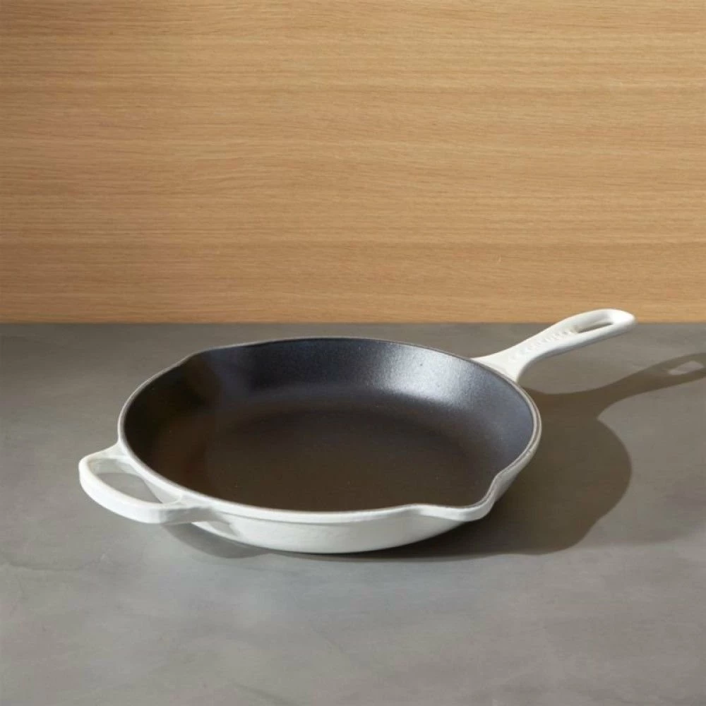 Le Creuset 9" Classic Skillet | White - Image 4