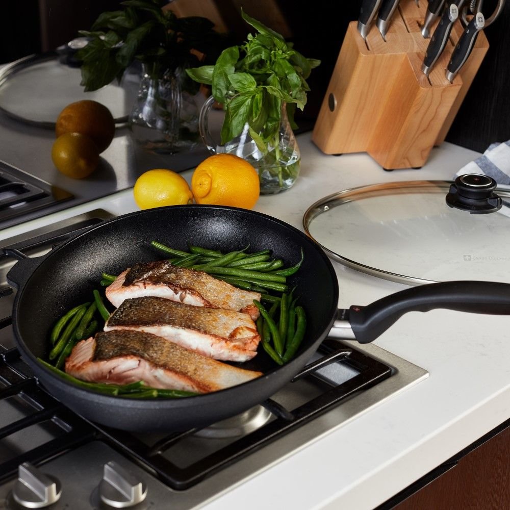 Swiss Diamond | XD Oval Fry Pan with Lid - 15" x 10.25" Swiss Diamond | XD Oval Fry Pan With Lid - 15" X 10.25" -STAUB Shop oval1