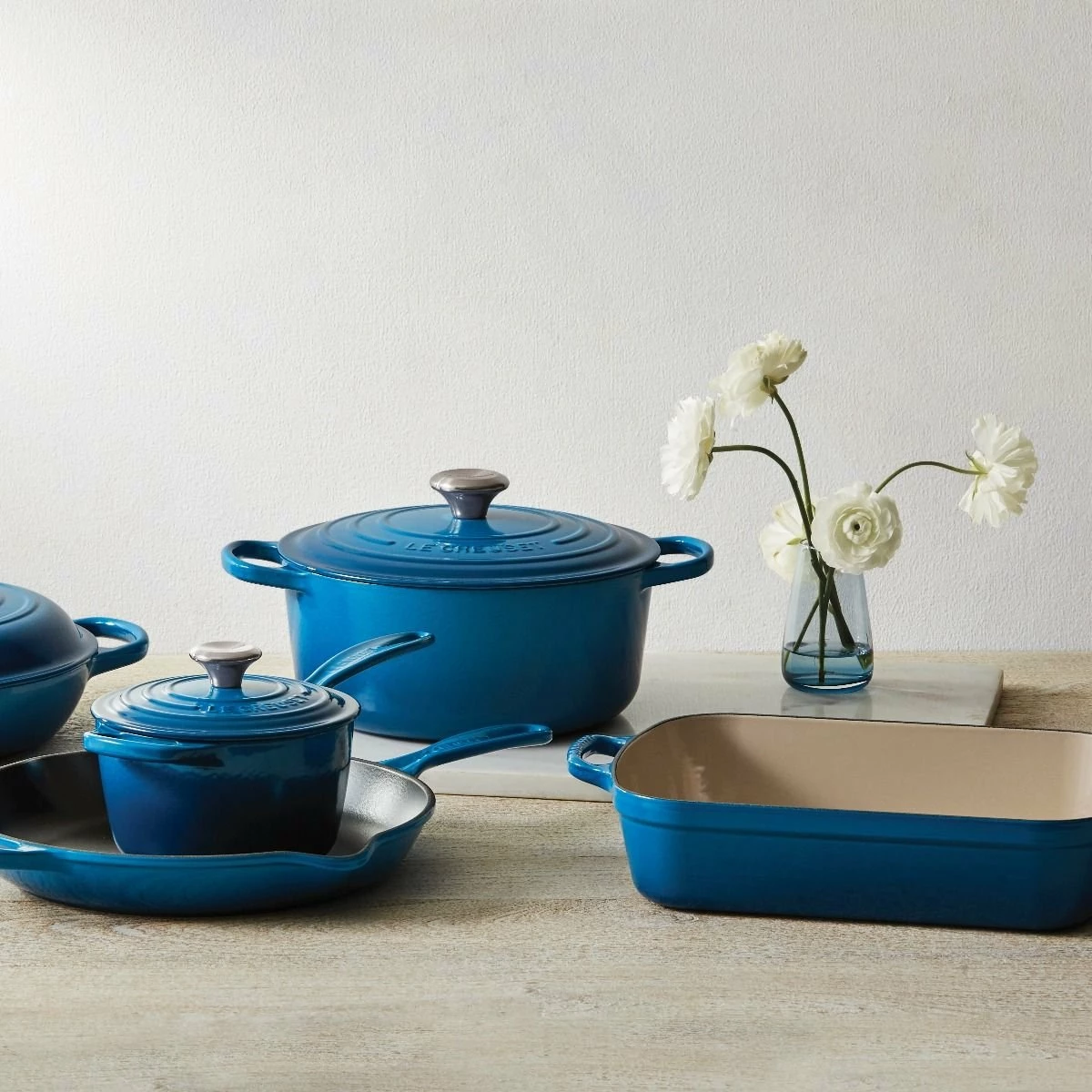 Le Creuset 5.5 Qt. Round Signature Cast Iron Dutch Oven With Stainless Steel Knob | Marseille Blue - Image 5