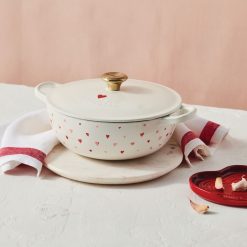 Le Creuset L'Amour 2.75 Qt. Enameled Cast Iron Soup Pot With Gold Knob & Heart Applique | White 6 Le Creuset L'Amour 2.75 Qt. Enameled Cast Iron Soup Pot With Gold Knob & Heart Applique | White -STAUB Shop rs13359 201020 lecreuset lamoursouppot 0423 ret