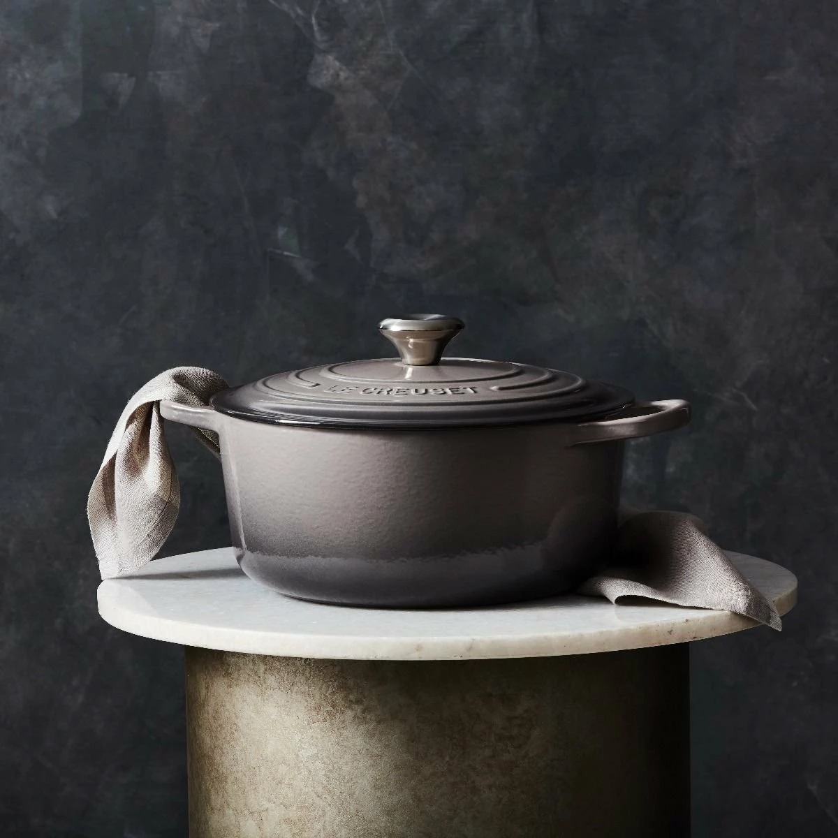 Le Creuset 5.5 Qt. Round Signature Dutch Oven With Stainless Steel Knob | Oyster Grey - Image 4