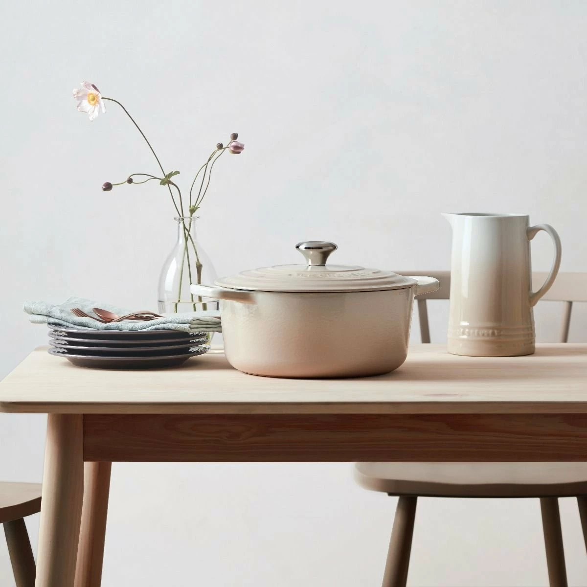 Le Creuset 5.5 Qt. Round Signature Cast Iron Dutch Oven With Stainless Steel Knob | Meringue White - Image 6