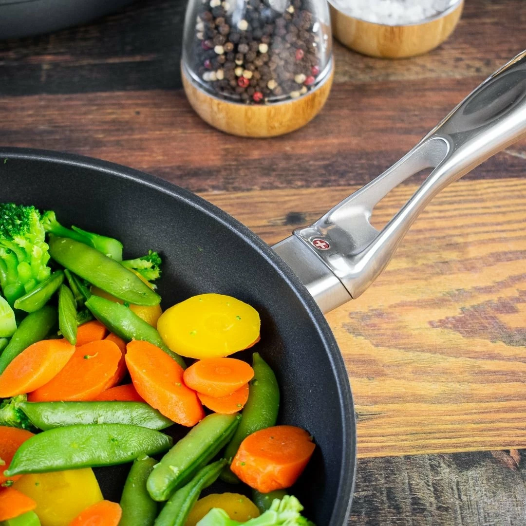Swiss Diamond | HD Fry Pan With Stainless Steel Handle - 9.5" - Image 5