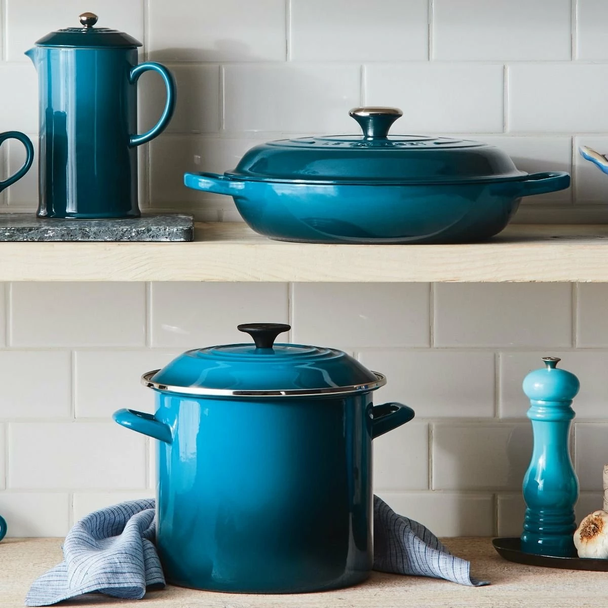Le Creuset 5 Qt. Signature Braiser With Stainless Steel Knob | Deep Teal - Image 5