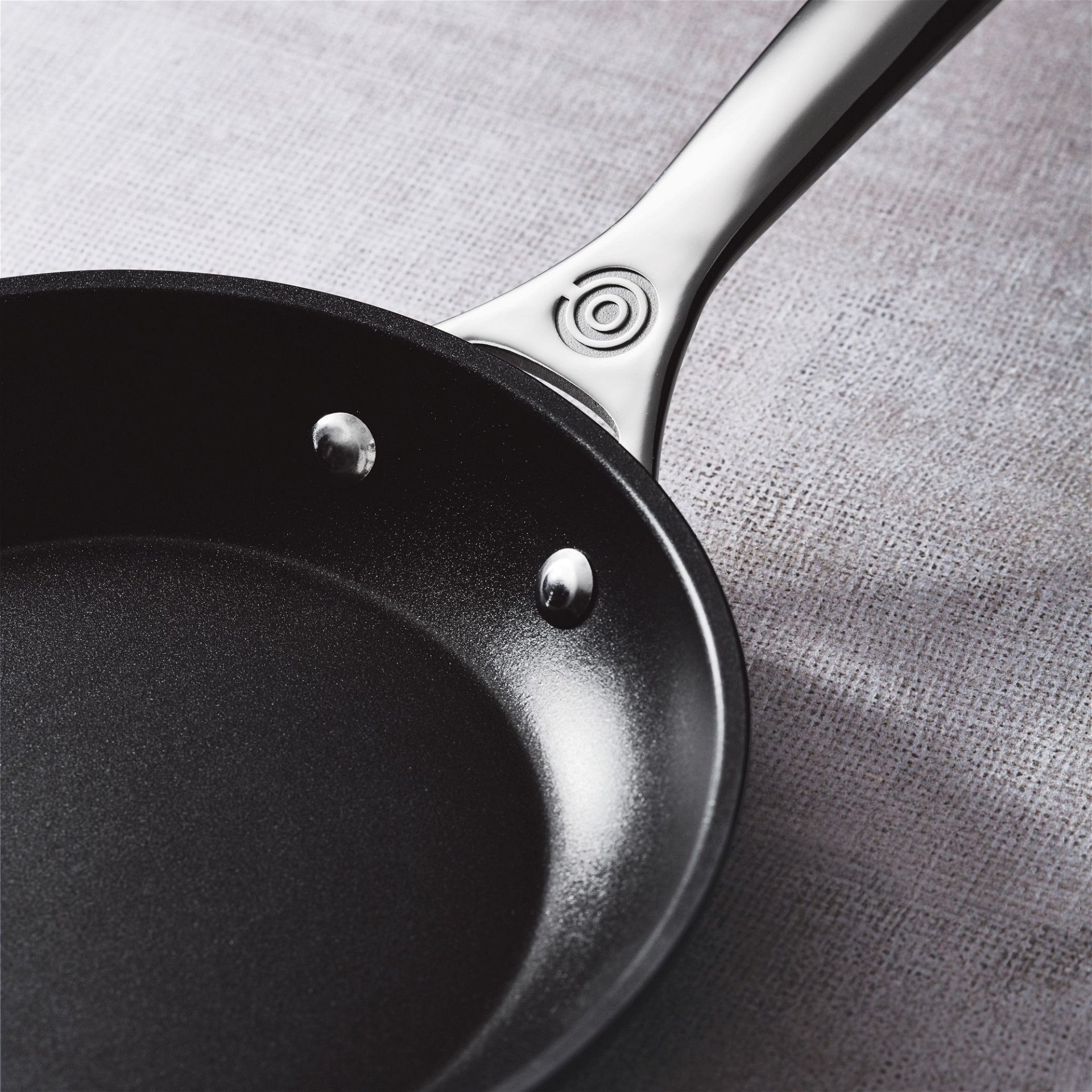 Le Creuset 9.5" Fry Pan | Toughened Nonstick Pro Le Creuset 9.5" Fry Pan | Toughened Nonstick Pro -STAUB Shop tnsp2200 1