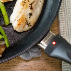 Swiss Diamond | HD Fry Pan With Lid - 11" -STAUB Shop xd6428c 318 1